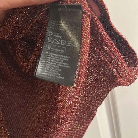 ✨H&M Wine/Gold ✨Crew Neck Holiday Sweater✨ - Picture 3 of 3